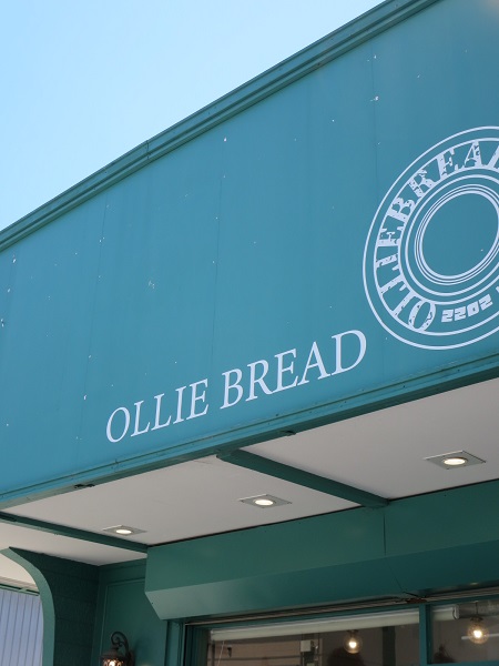 OLLIE BREADの看板。