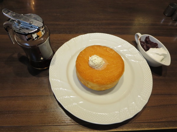 星野珈琲店のスフレパンケーキ つぶあん＆ホイップの全体画像。