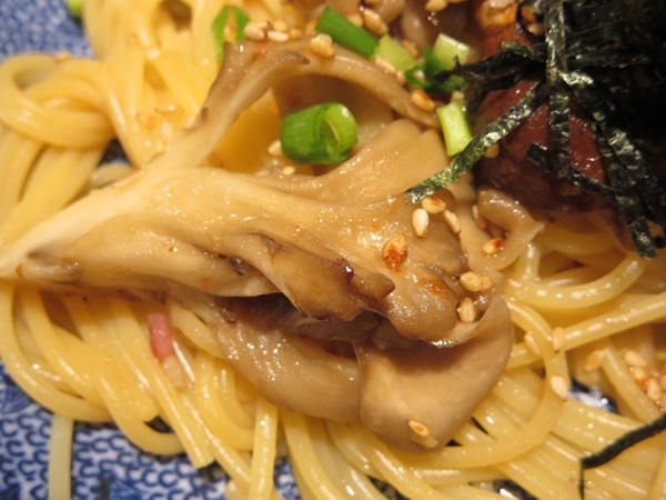 洋麺屋 五右衛門の三元豚ときのこづくしのよくばりスパゲッティーの舞茸の近影画像。