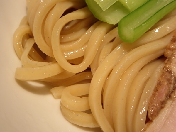 宮元製麺のつけ麺の麺の近影画像。