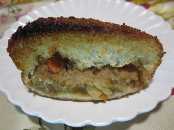Fine Breadのピロシキのトースト後の断面の近影画像。