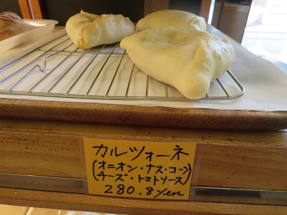 ベーカリーマルシヤのカルツォーネが置かれている陳列棚。