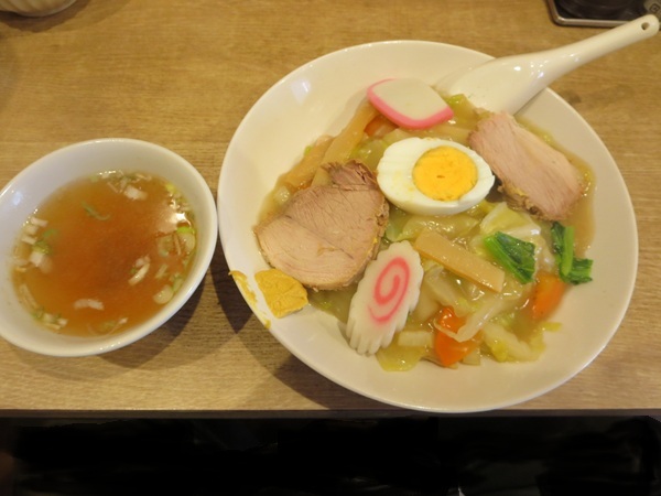 中華洋食食堂 あゆたの五目あんかけ焼きそばの全体画像。