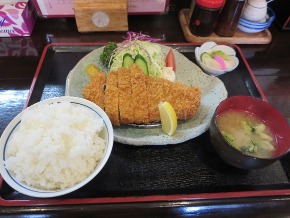 特上ロースかつ定食の姿見。