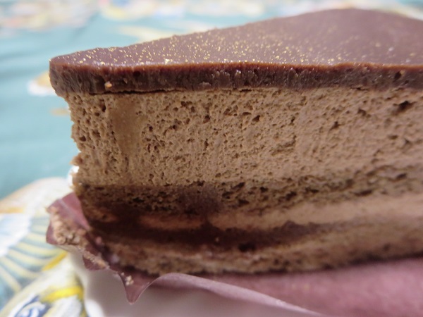 シャトレーゼの濃厚チョコショートケーキの近影画像。