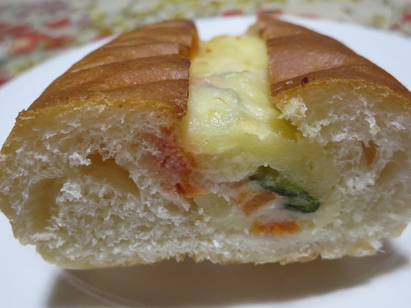 リヨンsudaトロワの明太ポテトパニーニの断面の近影画像。