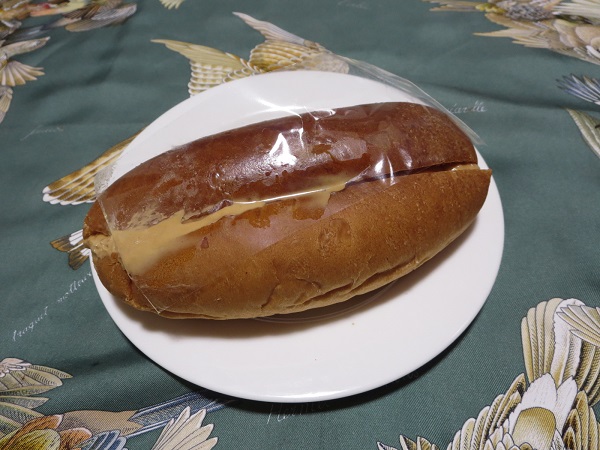 JIROのパン工房のコッペパン（ピーナッツ）の全体画像。
