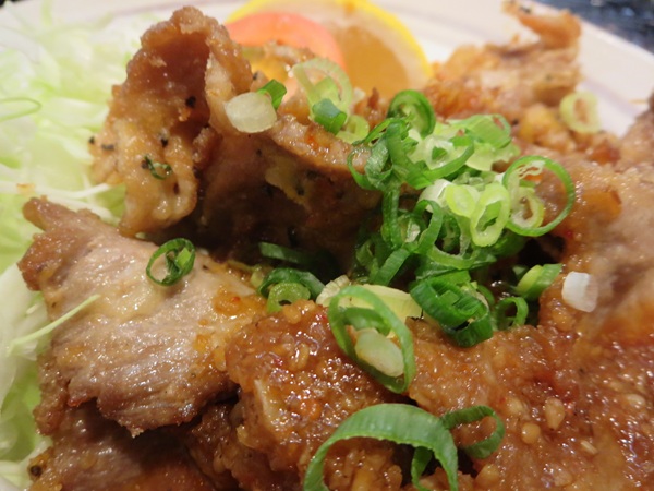 大戸屋ごはん処の豚肩ロースの唐揚げの豚肩ロースの近影画像。