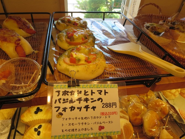 パン工房 ナララのアボカドとトマトバジルチキンのフォカッチャが置かれている陳列棚。