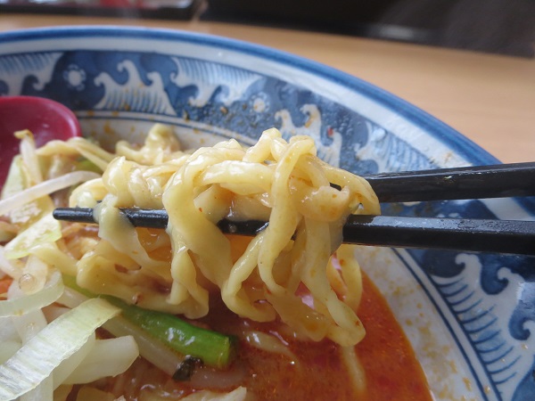 品鮮居の担々麺の麺の近影画像。