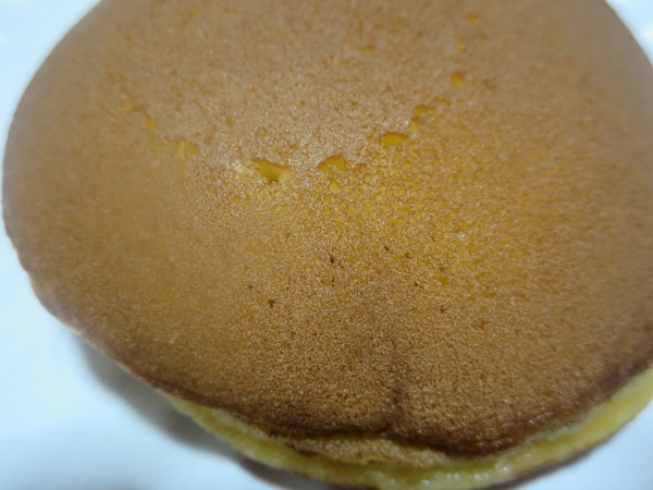 和菓子や 栗山菓舗のどら焼き（小倉）の近影画像。