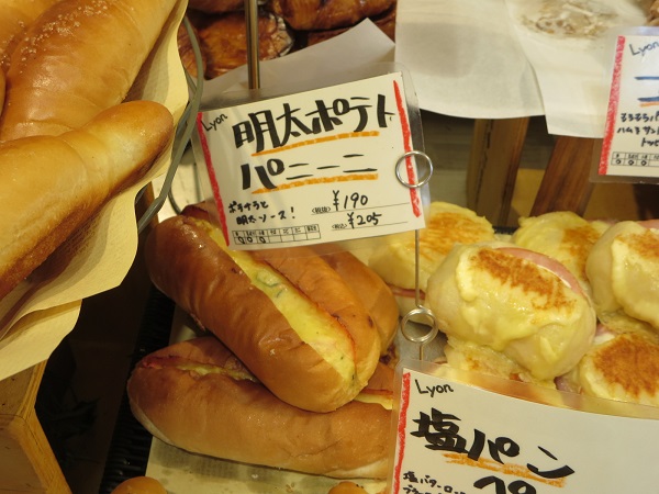 リヨンsudaトロワの明太ポテトパニーニが置かれている陳列棚。