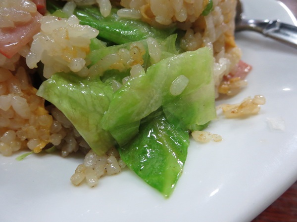 福盛の叉焼レタス炒飯のレタスの近影画像。