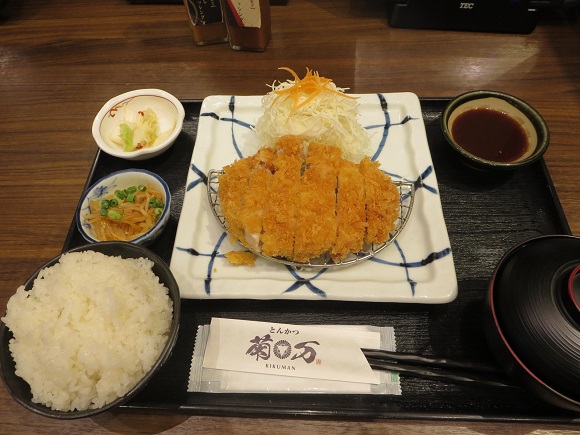 とんかつ菊万の特上ロースカツ定食の全体写真。