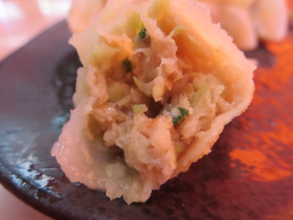 めん丸の餃子の断面の近影画像。