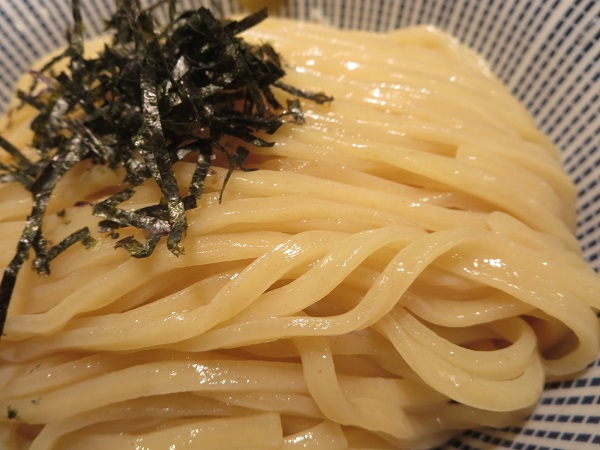 鯛塩そば 灯花の淡麗塩つけ麺の麺の近影画像。