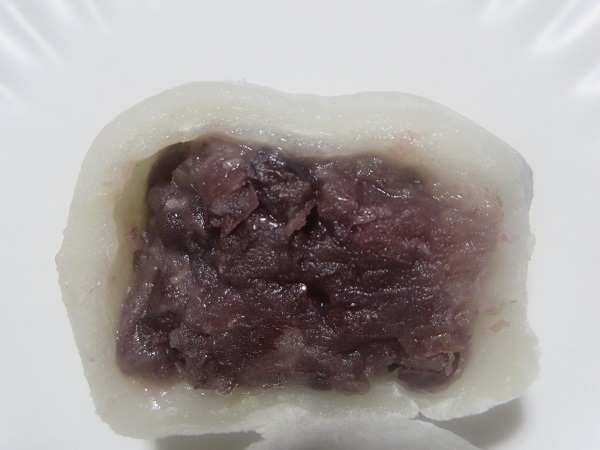 菓匠 ささやの塩豆大福の断面の近影画像。