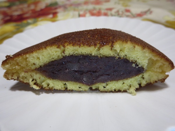 シャトレーゼの大納言どらやきの断面の近影画像。