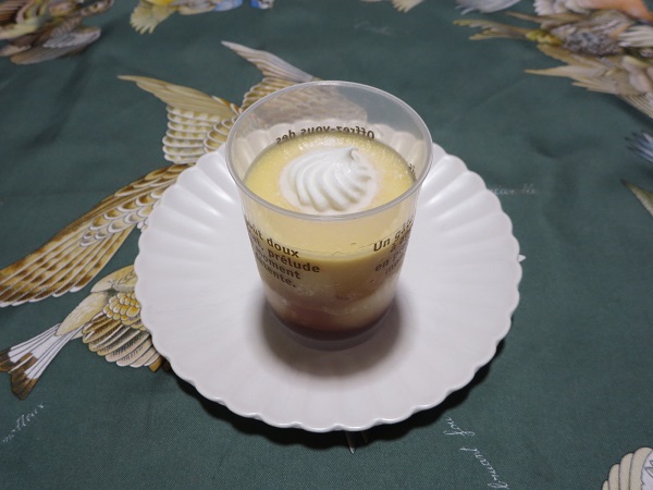 カスタードプリンの全体画像。