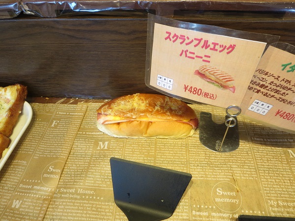 クロワッサンフレールのスクランブルエッグパニーニが置かれている陳列棚。