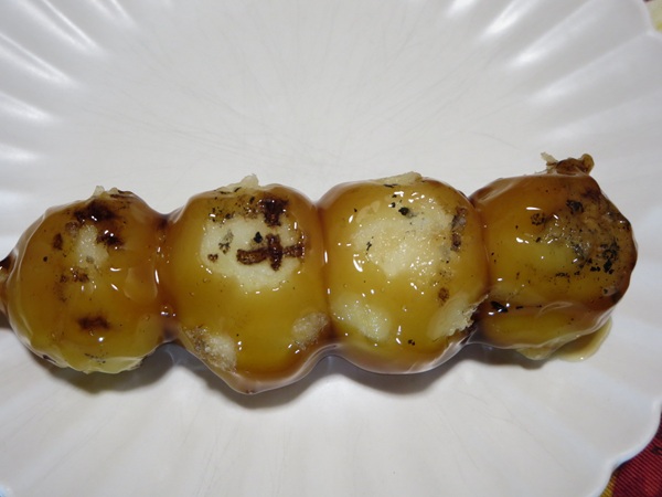 五の橋伊勢屋の焼きだんごの裏面の近影画像。