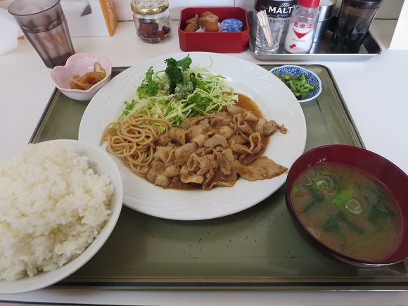 だるま亭のにんにく焼き定食（ご飯大盛り）の姿見