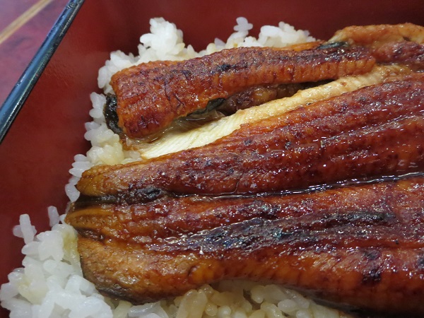夢庵のうな重の別角度からの近影画像。