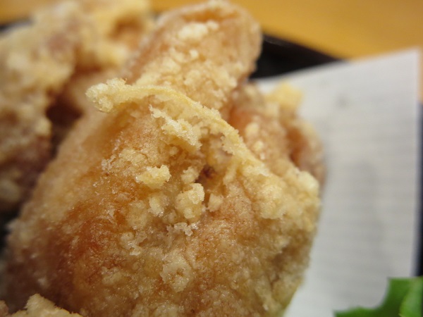 南房総やまと寿司の鶏のから揚げの別角度からの近影画像。