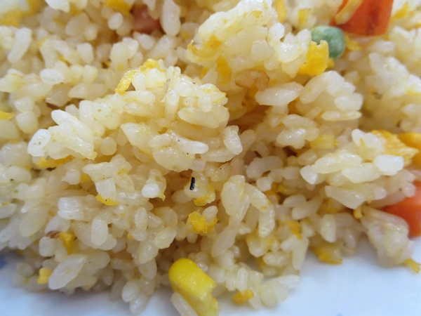 チャイナ厨房の香港チャーハンのご飯の近影画像。
