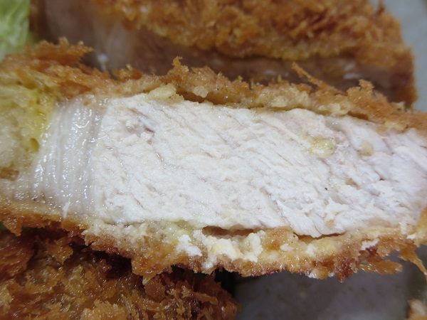 とんかつ おぎのロースかつ定食のロースかつの断面の近影画像。