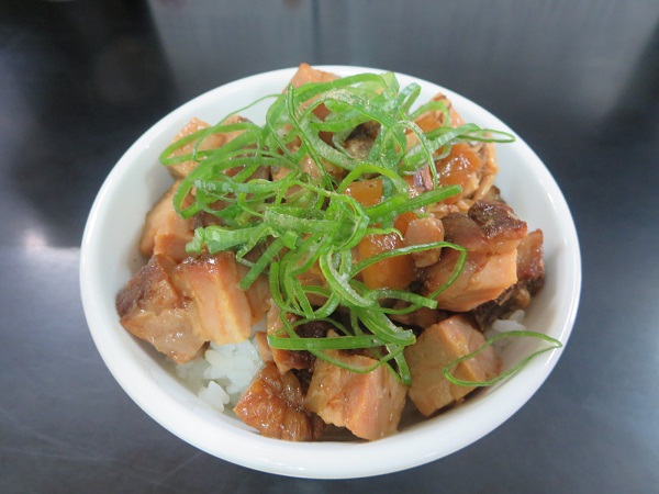 中華そば 亀喜屋のチャーシュー丼の全体画像。