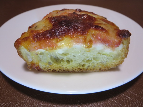 SANBON BAKERYのパンベルデュのトースト後の断面の近影画像。