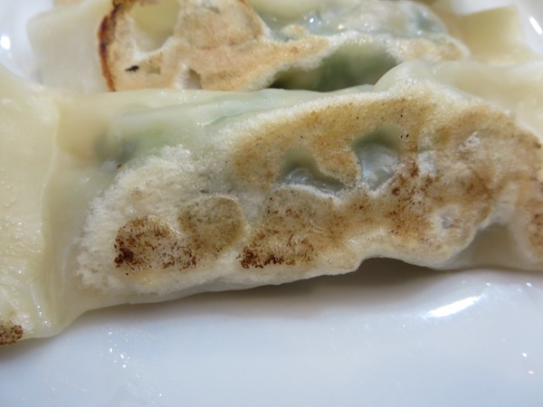 チャイナ厨房の特製棒餃子の別角度からの近影画像。