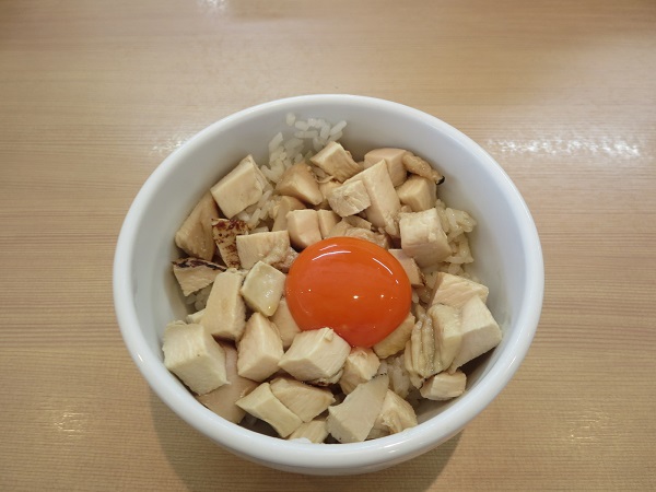 らぁ麺はやし田のマキシマム親子丼の全体画像。