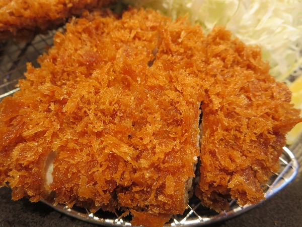 とんかつ神楽坂さくらのあじフライとロースかつ定食のロースかつの近影画像。