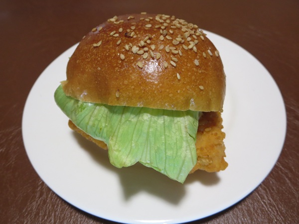 クロワッサン（ジューシーフライドチキンバーガー）
