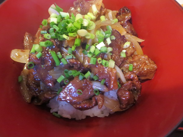 慶飯の黒ニンニクと和牛すじの煮込み丼の近影画像。