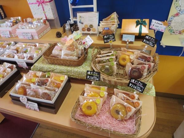 ケーキハウス チューリップの焼ドーナツが置かれている陳列棚。