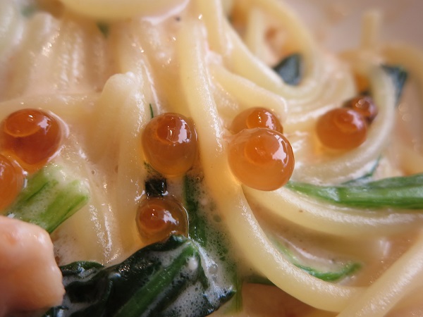 ジョリーパスタのサーモンハラスといくらの明太子クリームのいくらの近影画像。