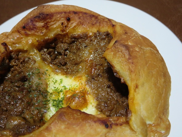 Le Pain Bon Bonのチーズカレーフランスの近影画像。