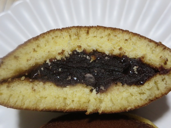 餅萬の浜の月の断面の近影画像。