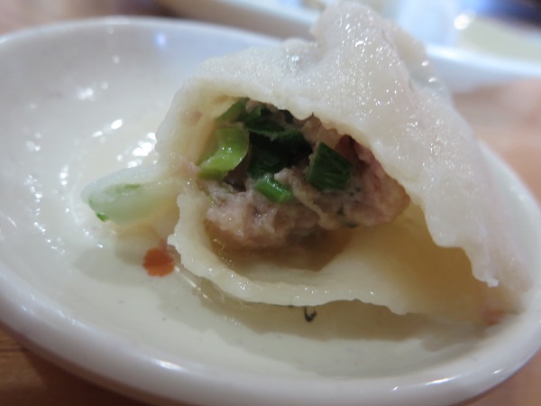 台湾料理 天天の水ギョーザの断面の近影画像。