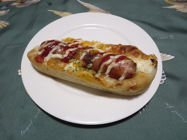 Tiny Bakery トイットのポークフランクの全体画像。
