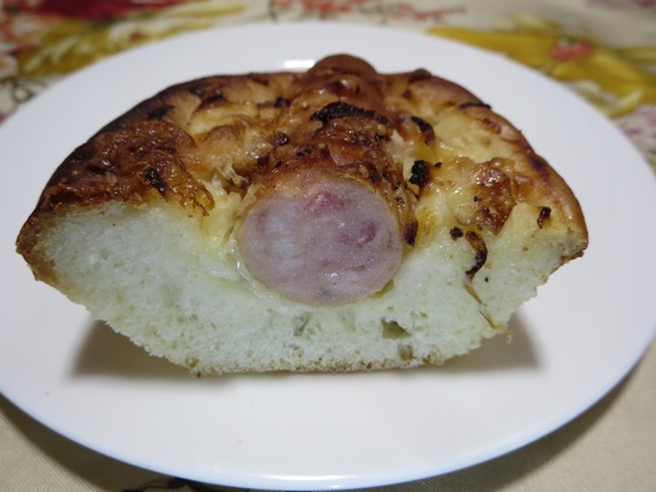 パンとお菓子の店 toco tocoの粗挽きスモークフランクの断面の近影画像。
