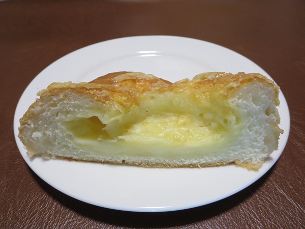 リトルマーメイドのデンマークチーズのパンの断面の近影画像。