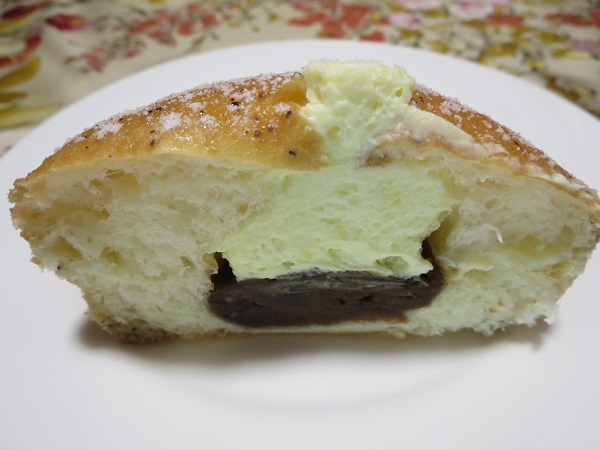 ピーターパンのレモンティーパンの断面の近影画像。