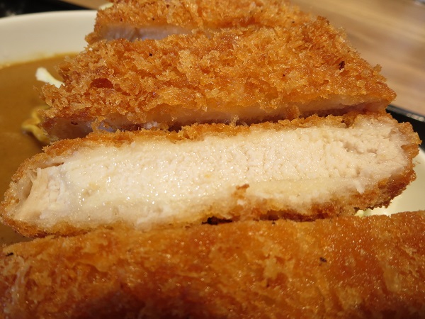 野郎めしの熟成ロースカツカレーのロースかつの断面の近影画像。その2