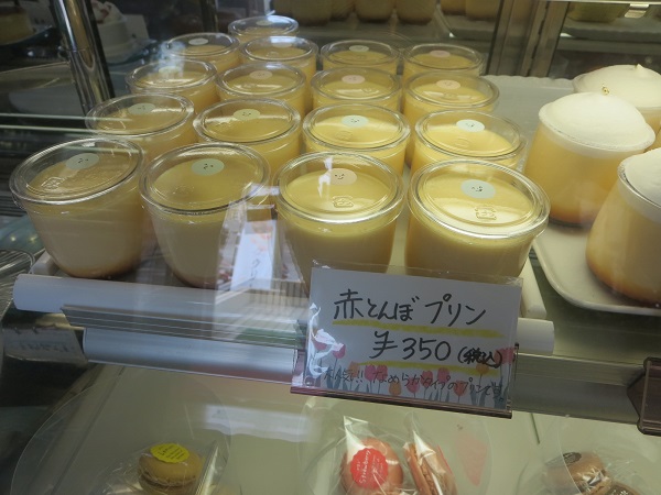 ケーキハウス 赤とんぼの赤とんぼプリンが陳列されているショーケース。