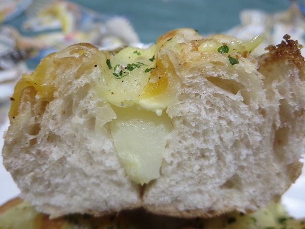てるパンのじゃがチーズフランスの断面の近影画像。