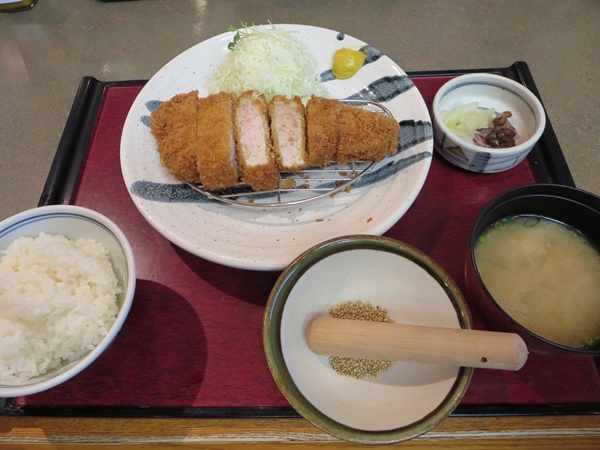 かつ波奈の厚切りロースかつ定食の全体画像。